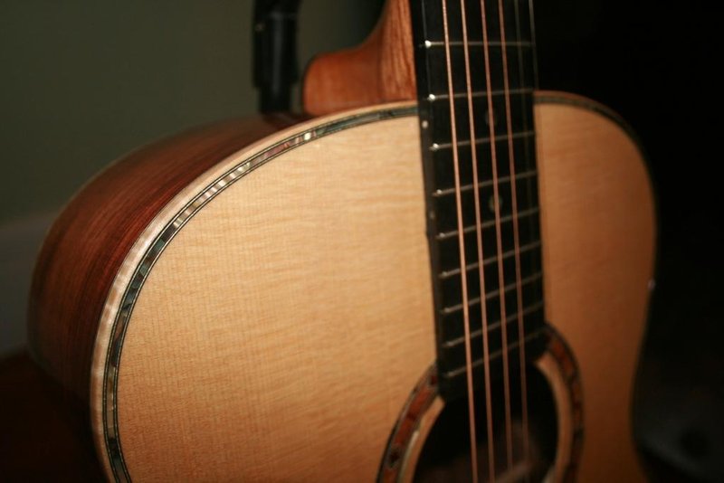 Roberts - Honduran Rosewood with Abolone shell purfling.JPG